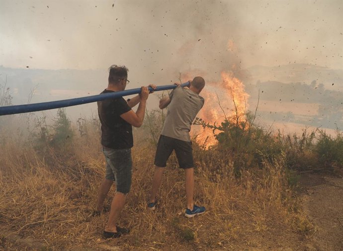 Archivo - Vecinos intervienen en la extinción del  incendio declarado en Obanos, a 18 de junio de 2022, en Obanos, Pamplona, Navarra, (España). Un incendio declarado este mediodía entre Obanos y Legarda ha obligado a desalojar las viviendas de ambas local