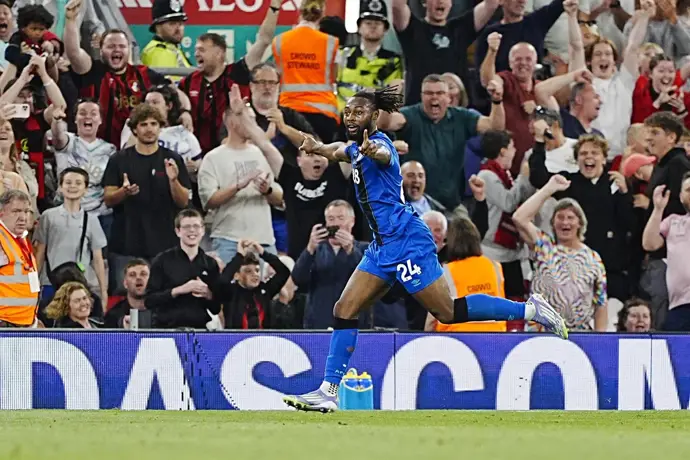 Antoine Semenyo celebra uno de sus goles en el Liverpool-Bournemouth en Anfield - Peter Byrne/PA Wire/dpa