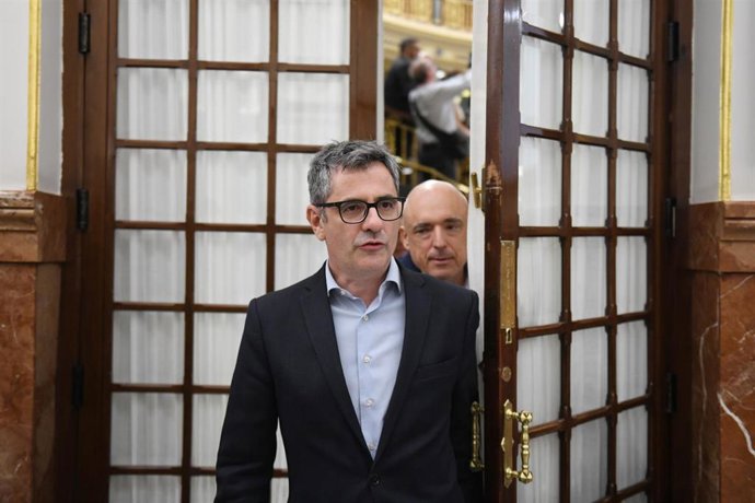 El ministro de la Presidencia, Justicia y Relaciones con las Cortes, Félix Bolaños, a su salida de una sesión plenaria extraordinaria, en el Congreso de los Diputados, a 22 de julio de 2025, en Madrid (España). El Congreso cierra este martes, 22 de julio,