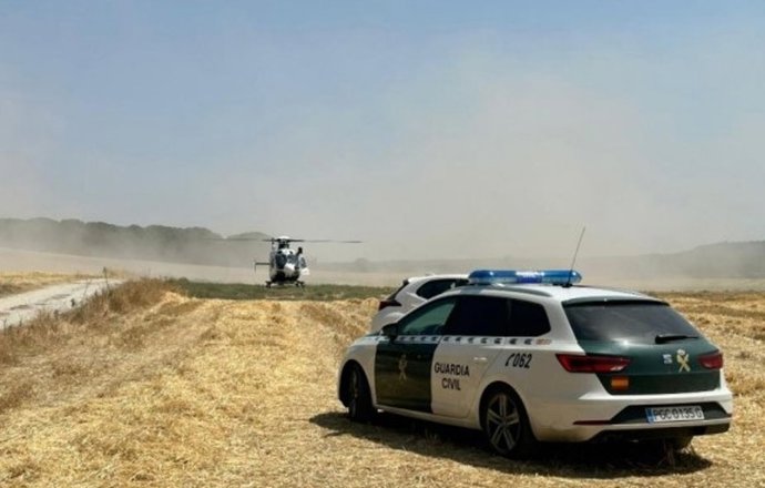 Un coche y un helicóptero de la Guardia Civil en la zona en la que se ha hallado el cuerpo del varón de 69 años desaparecido en Camporredondo (Valladolid).