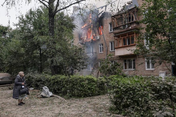 Incendio en un edificio de Kiev tras un ataque de las Fuerzas Armadas de Rusia
