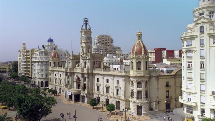 Archivo - Fachada del Ayuntamiento de València en una imagen de archivo