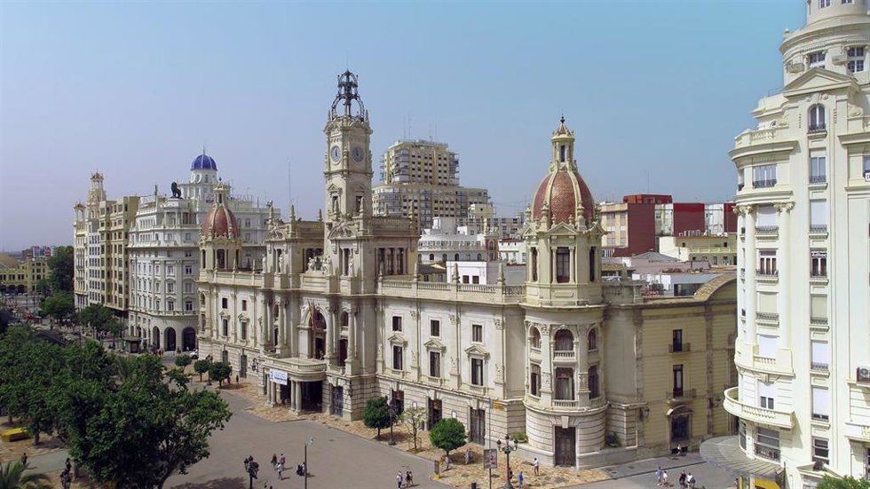 Archivo - Fachada del Ayuntamiento de Valncia en una imagen de archivo