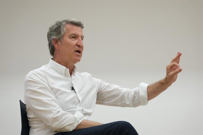 El líder del PP, Alberto Núñez Feijóo, en una entrevista con Europa Press en la sede del partido en Santiago de Compostela
