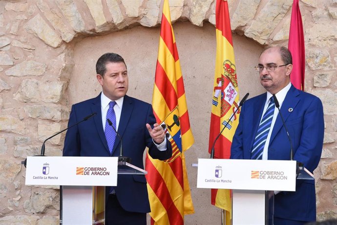 Archivo - El presidente de Castilla-La Mancha, Emiliano García-Page, y el presidente de Aragón, Javier Lambán, se reúnen en Molina de Aragón
