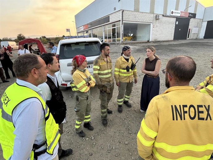 La presidenta de la Junta de Extremadura, María Guardiola; el consejero de Presidencia, Interior y Diálogo Social, Abel Bautista, y el consejero de Gestión Forestal y Mundo Rural, Francisco Ramírez, en el Puesto de Mando Avanzado del 112