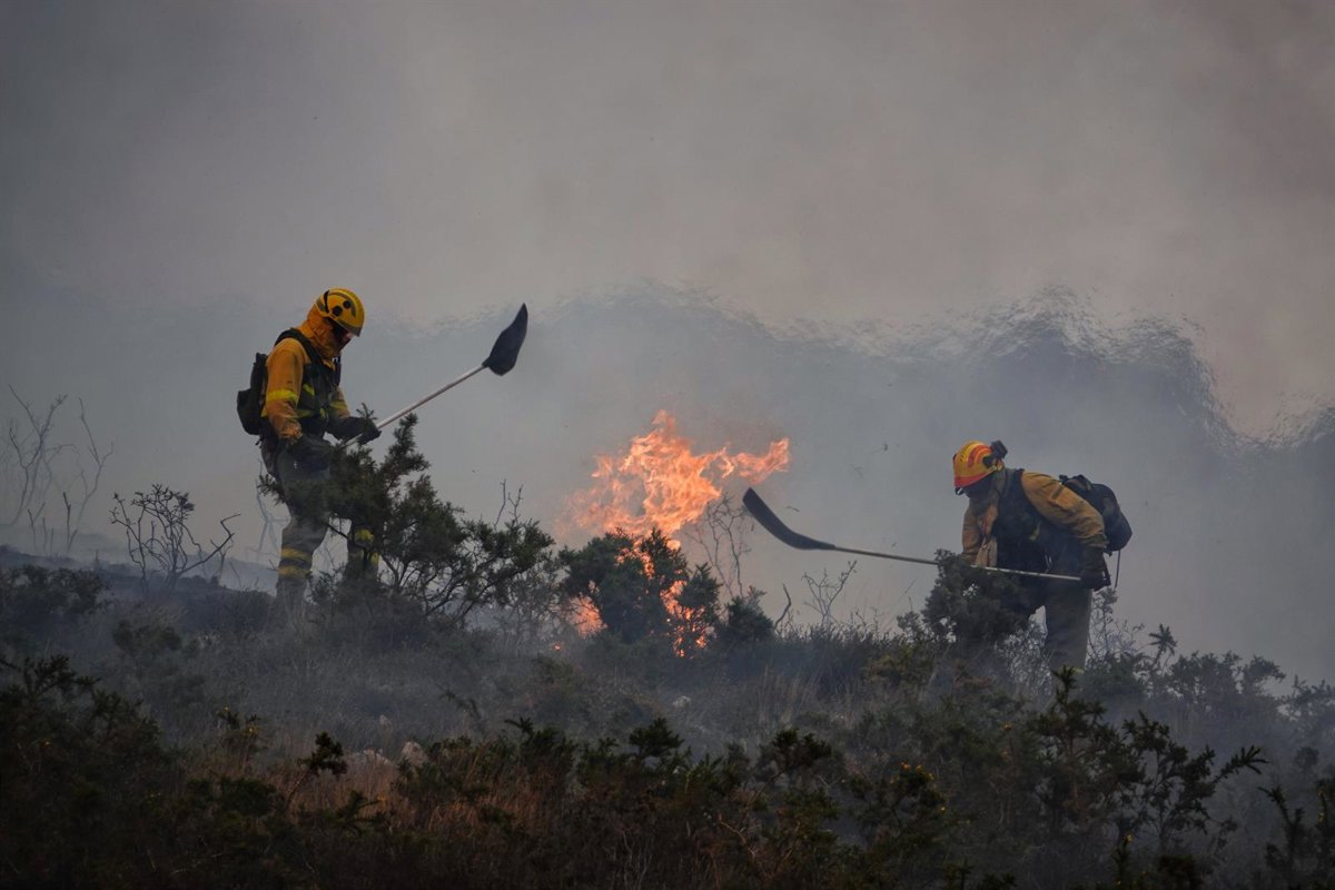 Seis incendios se mantienen activos este sábado en Asturias mientras bomberos y UME trabajan en su control