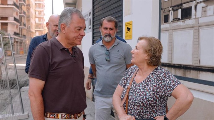 El alcalde de Sevilla, José Luis Sanz, en las calles Pagés del Corro.