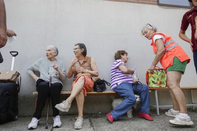 Un grupo de personas desalojadas de Salientes en el pabellón municipal de Palacios del Sil, a 15 de agosto de 2025, en Palacios del Sil, León, Castilla y León (España). 
