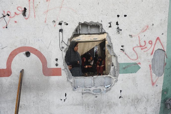 16 de agosto de 2025, Territórios Palestinos, Cidade de Gaza: Palestinos avaliam os danos depois que um ataque israelense durante a noite atingiu a escola Al-Majda Wasila, que abrigava pessoas deslocadas. Foto: Omar Ashtawy/APA Images via ZUMA Press Wire/