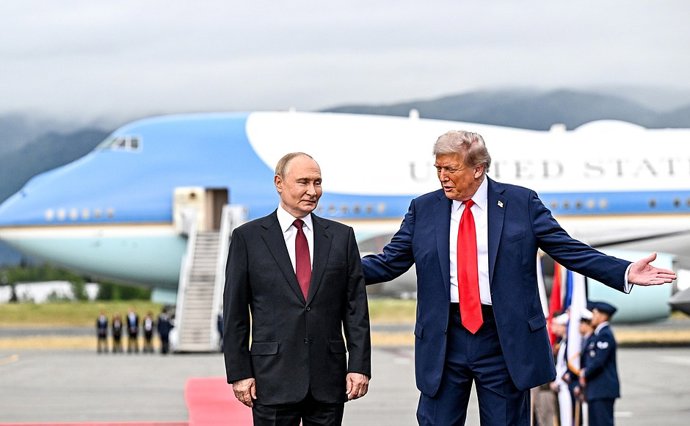 HANDOUT - 15 August 2025, US, Alaska: US President Donald Trump (R) greets Russia's President Vladimir Putin upon their arrival in Alaska. Photo: Sergey Bobylev/Kremlin/dpa - ATTENTION: editorial use only and only if the credit mentioned above is referenc