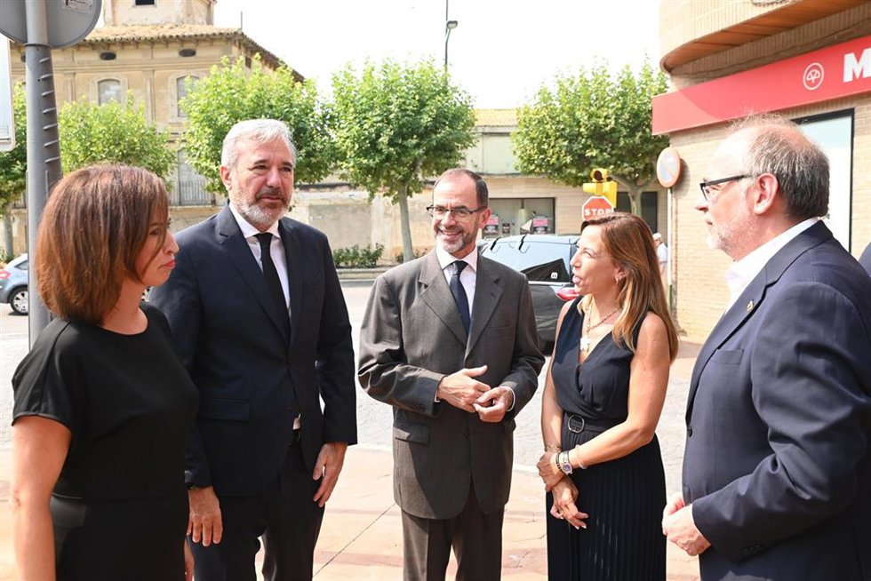 El presidente del Gobierno de Aragón, Jorge Azcón (2i) y la alcaldesa de Zaragoza, Natalia Chueca (2d), en el acto civil de despedida al expresidente del Gobierno de Aragón, Javier Lambán, en la sala crematorio de Ejea de los Caballeros