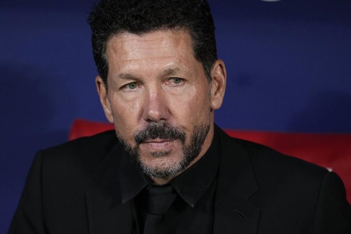 Archivo - Diego Pablo Simeone, técnico do Atlético de Madri, observa durante a partida de futebol da Liga Espanhola, LaLiga EA Sports, disputada entre o Atlético de Madri e a Real Sociedad no estádio Riyadh Air Metropolitano em 10 de maio de 2025, em Madr