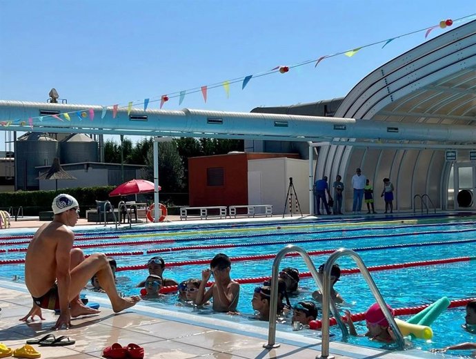 El nadador profesional Diego Mira vuelve a la piscina municipal de Santomera para ofrecer una masterclass