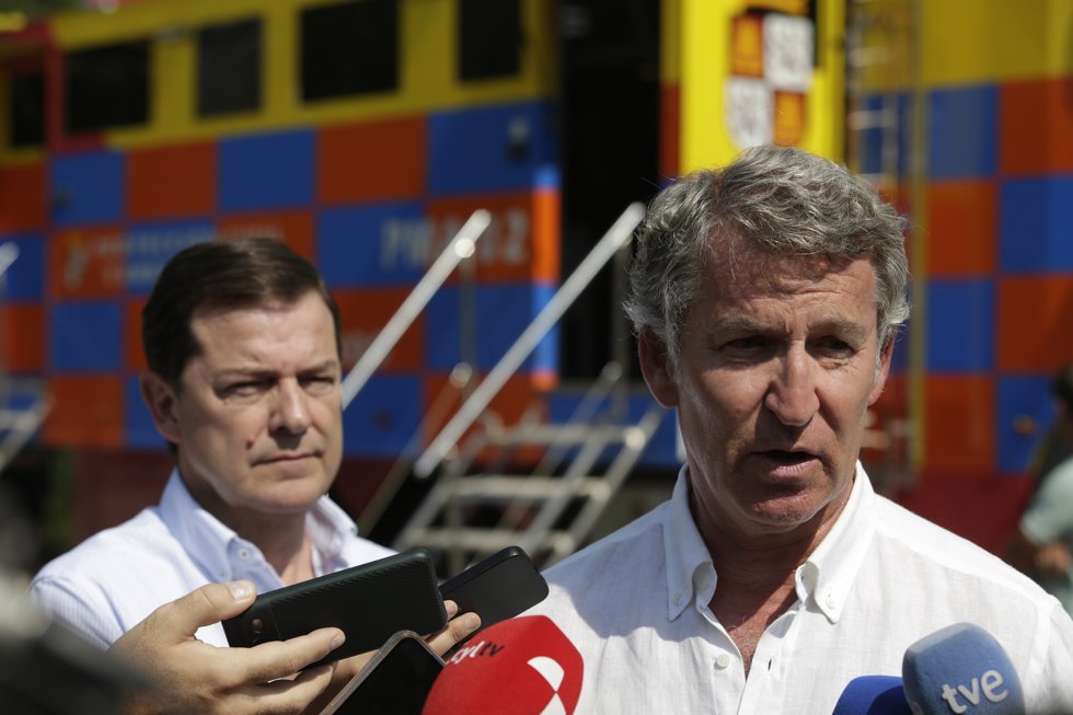 El presidente del Partido Popular, Alberto Núñez Feijóo (d), atiende a los medios durante su visita al Puesto de Mando Avanzado de Palacios del Sil de la Junta de Castilla y León, a 15 de agosto de 2025, en Palacios del Sil, León, Castilla y León 