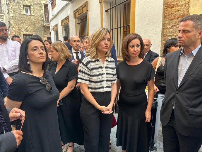La secretaria general del PSOE-Aragón, Pilar Alegría, y la alcaldesa de Ejea, Teresa Ladrero, en el acto civil de despedida al expresidente del Gobierno de Aragón, Javier Lambán