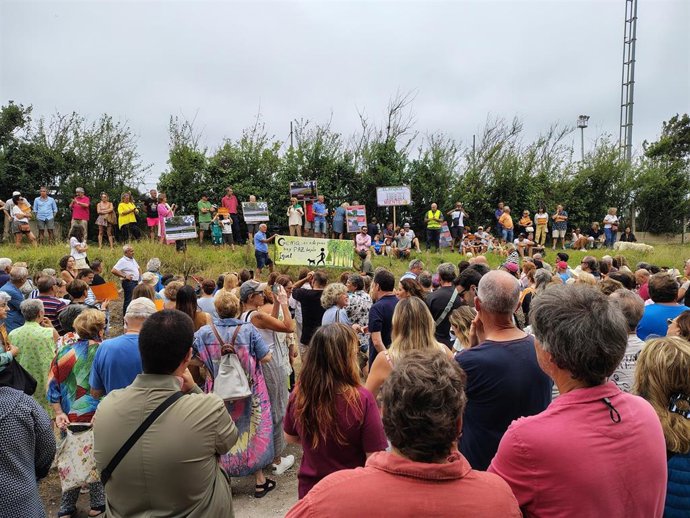 Centenares de personas se concentra en Mataleñas contra el aparcamiento de autocaravanas: "Aquí no"