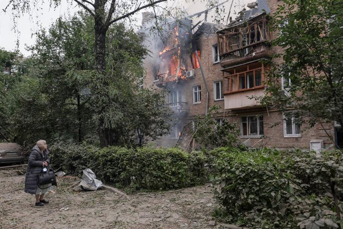 31 de julho de 2025, Ucrânia, Kiev: Incêndio em um prédio residencial após um ataque de mísseis russos que atingiu Kiev. Foto: Svet Jacqueline/ZUMA Press Wire/dpa