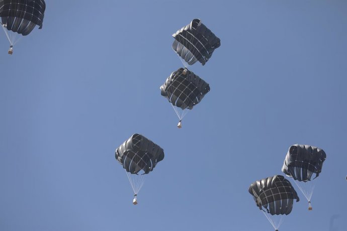15 de agosto de 2025, Territórios Palestinos, Gaza: Pacotes de ajuda são lançados de um avião sobre Gaza. Foto: Omar Ashtawy/APA Images via ZUMA Press Wire/dpa