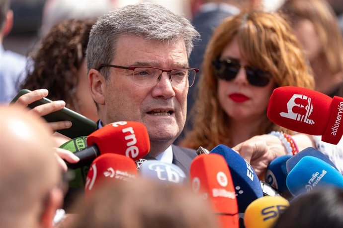 Archivo - El alcalde de Bilbao, Juan Mari Aburto, atiende a los medios de comunicación
