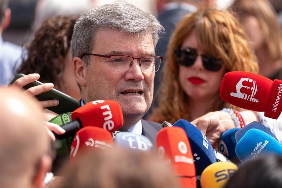 Archivo - El alcalde de Bilbao, Juan Mari Aburto, atiende a los medios de comunicación