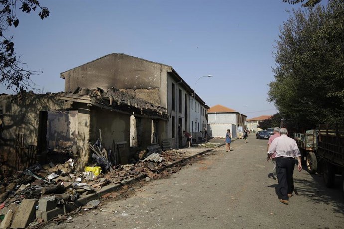 Inmuebles calcinados tras el incendio forestal, a 14 de agosto de 2025, en  Villamontán de la Valduerna, León, Castilla y León (España).