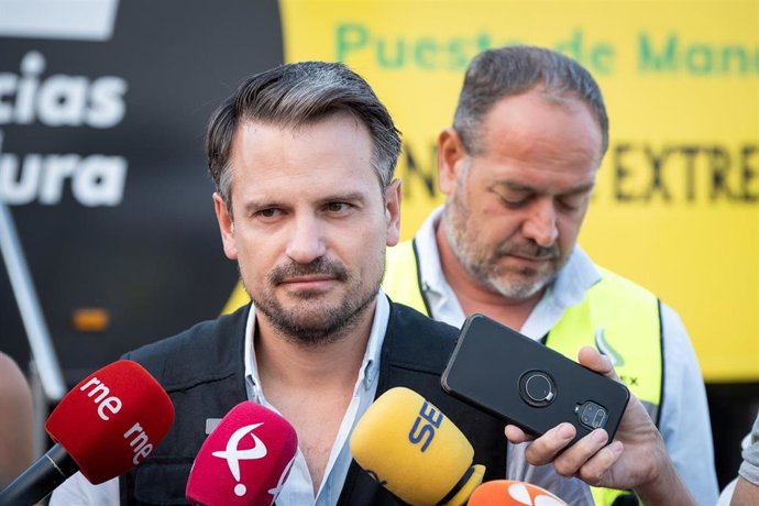 El consejero de Presidencia, Interior y Diálogo Social, Abel Bautista, atiende a los medios desde el Puesto de Mando Avanzado del 112 de Extremadura, ubicado en La Granja (Cáceres)