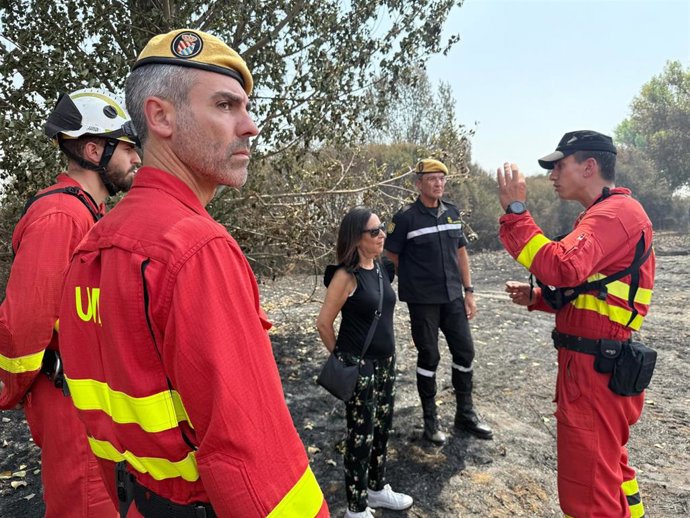 La Ministra De Defensa, Margarita Robles, Ha Visitado Este Sábado, 16 De Agosto, La Localidad Ayoó De Vidriales (Zamora), Que Se Salvó De Las Llamas Debido A La Labora De La Unidad Militar De Emergencia (UME).