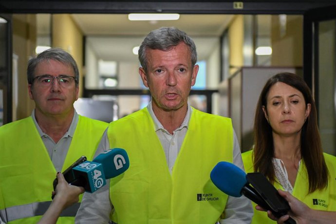 O Presidente da Xunta de Galicia, Alfonso Rueda, acompanhado pela Ministra Regional de Assuntos Rurais, María José Gómez, visita o Centro de Coordenação Operacional (CECOP) em Ourense.