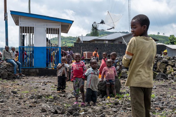 Archivo - GOMA, May 7, 2025  -- Children have fun at a water distribution point close to a former camp for internally displaced persons on the outskirts of Goma, the Democratic Republic of the Congo (DRC), May 6, 2025.   Camps for internally displaced per