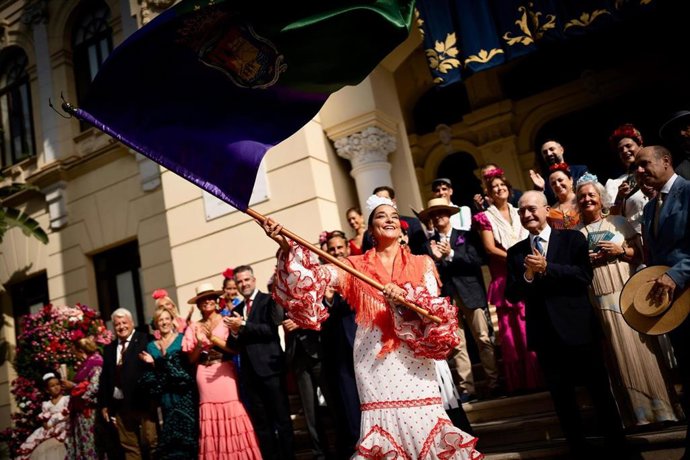 La abanderada de la Feria, Toñi Moreno, en las puertas del Ayuntamiento, con motivo de la Romería al Santuario de la Victoria