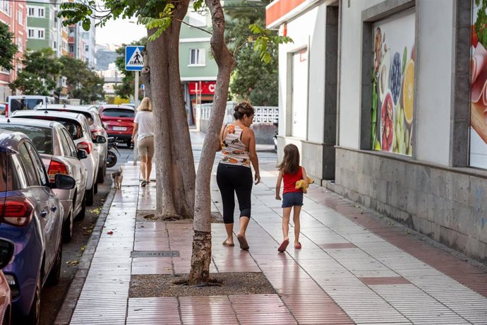 Archivo - Una mujer y una niña pasean durante la suspensión de clases por la ola de calor, a 11 de octubre de 2023, en Las Palmas de Gran Canaria, Gran Canaria, Islas Canarias (España). 