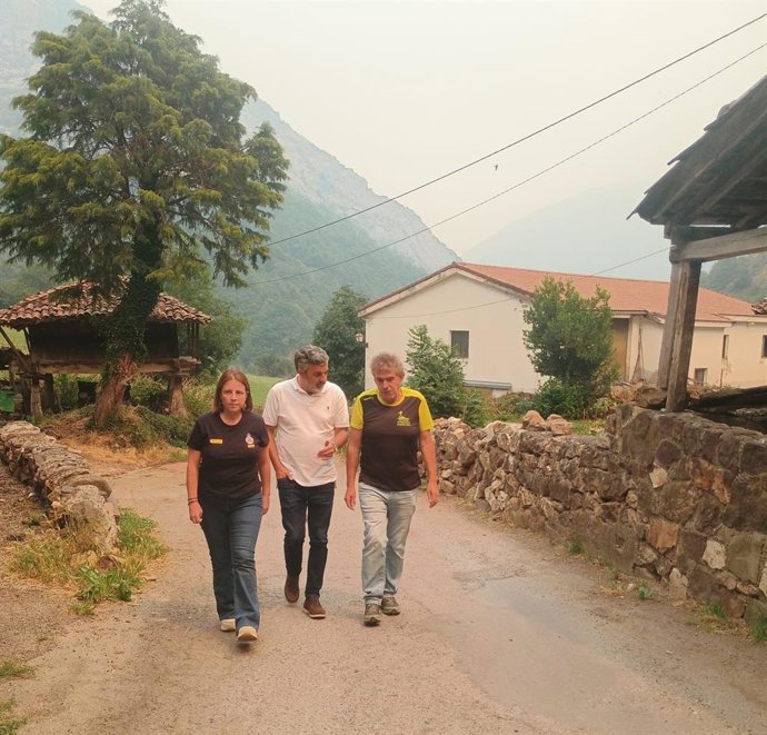 La  delegada del Gobierno en Asturias, Adriana Lastra; el consejero de Movilidad, Medio Ambiente y Gestión de Emergencias, Alejandro Calvo; y el alcalde de Somiedo, Belarmino Fernández.