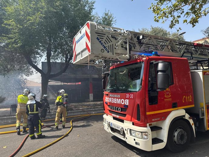 Sofocado un incendio de pasto en Humanes junto a una nave de almacenaje de productos para bazares