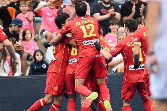 Os jogadores da equipe masculina de hóquei da Espanha comemoram um gol no Campeonato Europeu de 2025.