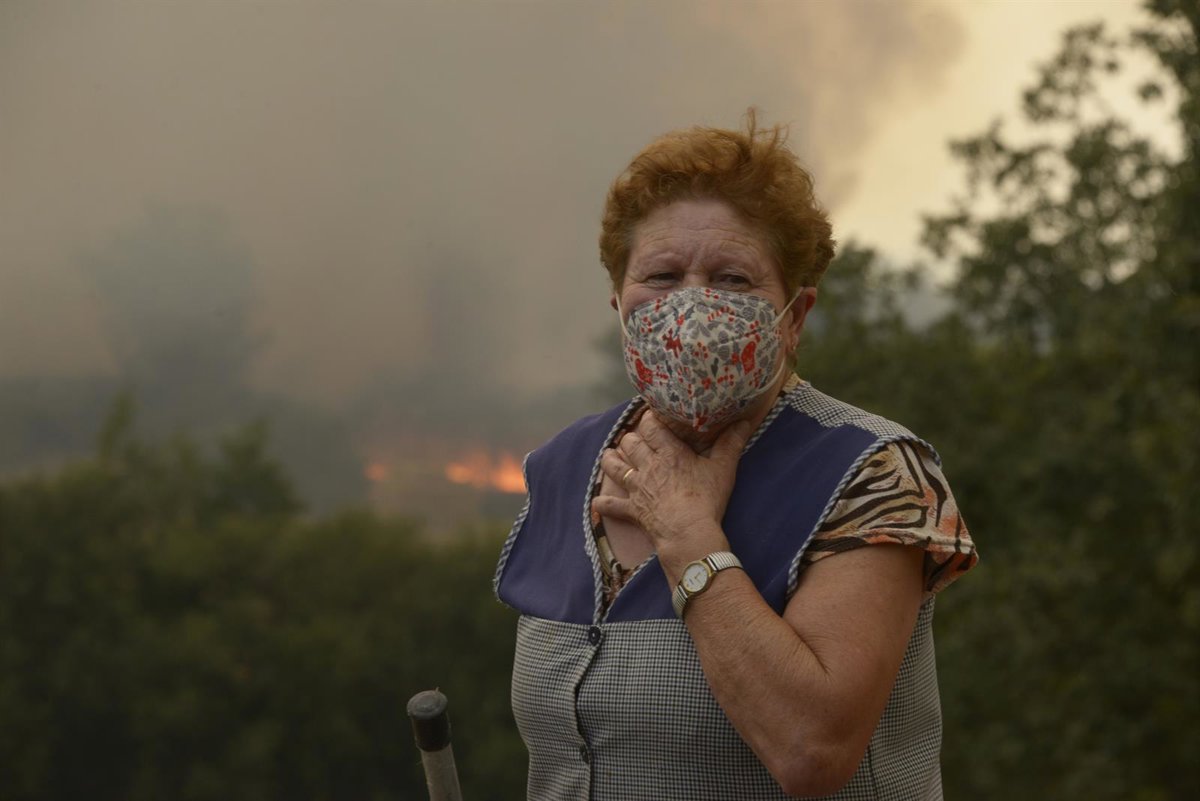 Alrededor de una veintena de núcleos confinados por los incendios en Carballeda, Beade, Leiro y Avión
