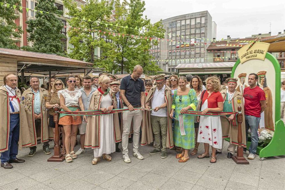 Torrelavega inaugura la XI Feria del Hojaldre, "una de las señas de identidad" de las fiestas de la Virgen Grande