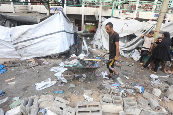 16 de agosto de 2025, Cidade de Gaza, Faixa de Gaza, Território Palestino: Palestinos avaliam os danos após um ataque israelense durante a noite que atingiu a escola Al-Majda Wasila, que abrigava pessoas deslocadas, na Cidade de Gaza, em 16 de agosto de 2
