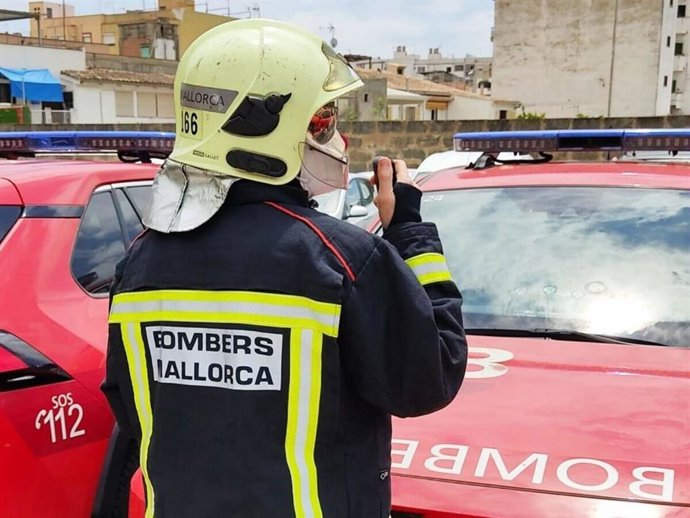 Archivo - Arquivo - Um bombeiro de Bomberos de Mallorca, de costas.