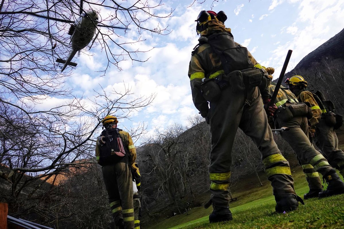 El SEPA aconseja huir en dirección contraria al viento ante los 14 incendios forestales de este sábado