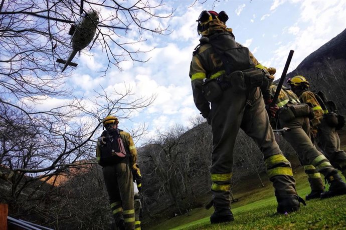 Archivo - Varios bomberos de las Brigadas de Refuerzo en Incendios Forestales (BRIF), foto de archivo.