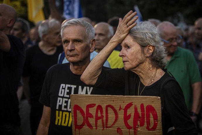 12 de agosto de 2025, Tel Aviv, Israel: Um manifestante enxuga o suor durante uma manifestação contra a guerra organizada por pilotos aposentados da força aérea israelense. Os manifestantes pediram ao governo israelense que interrompesse a guerra e chegas