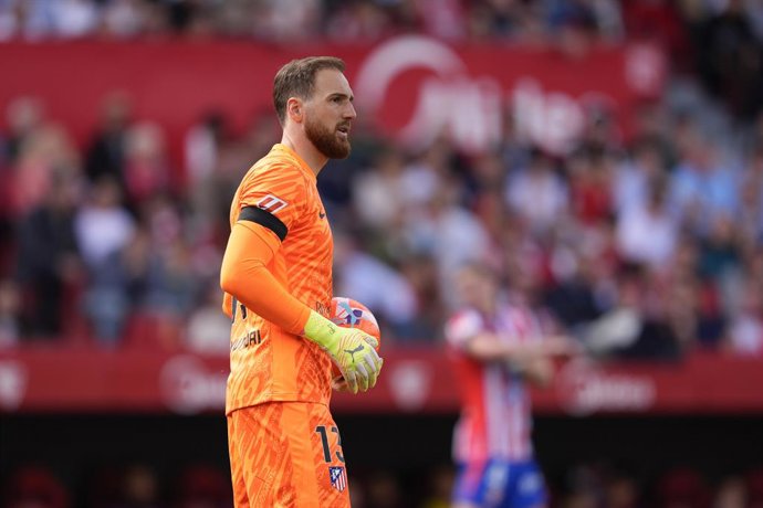 Archivo - Jan Oblak of Atletico de Madrid in action during the Spanish League, LaLiga EA Sports, football match played between Sevilla FC and Atletico de Madrid at Ramon Sanchez Pizjuan stadium on April 06, 2025, in Madrid, Spain.