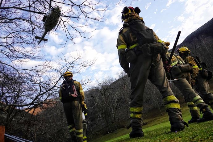 Archivo - Arquivo - Bombeiros das Brigadas de Reforço contra Incêndios Florestais da Cantábria (BRIF) trabalham para extinguir um incêndio florestal no vale de Ardisana, em 10 de março de 2023, em Llano, Astúrias (Espanha). O Principado de As
