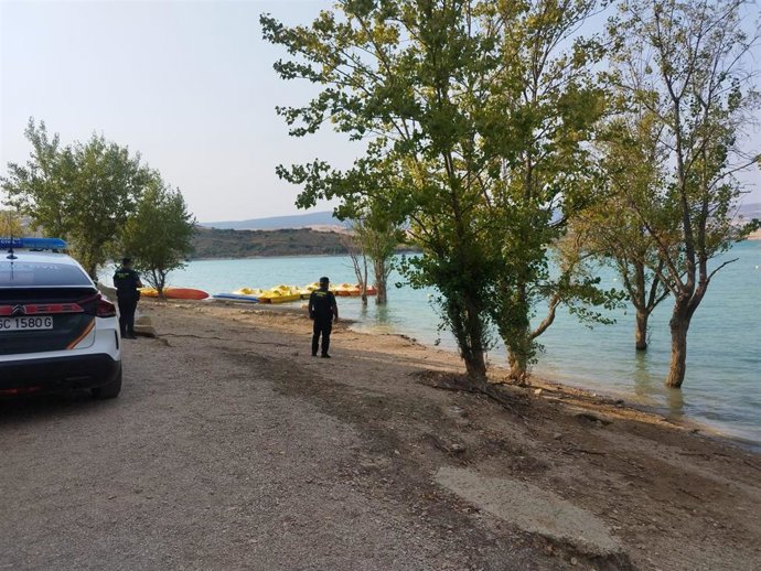Agentes de la Guardia Civil en el pantano de Alloz, donde se ha producido el ahogamiento.