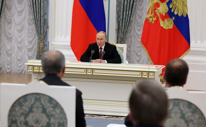 Vladimir Putin informa a su cúpula de seguridad sobre el resultado de la cumbre de Alaska con Trump, a 16 de agosto de 2025
