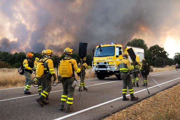 Bomberos trabajan para extinguir el incendio, a 10 de agosto de 2025, en Molezuelas de la Carballeda, Zamora (España).
