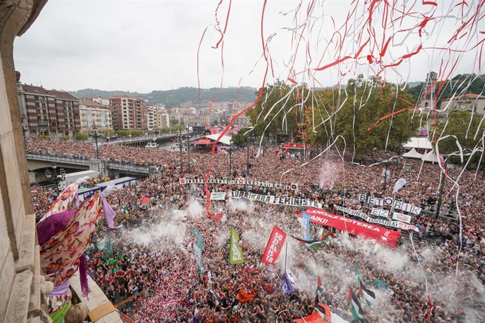 Lanzamiento del 'txupin' que ha dado inicio a la Aste Nagusia 2025.