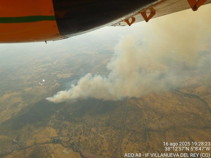 Cortada la N-432 en ambos sentidos por el incendio de Villanueva del Río