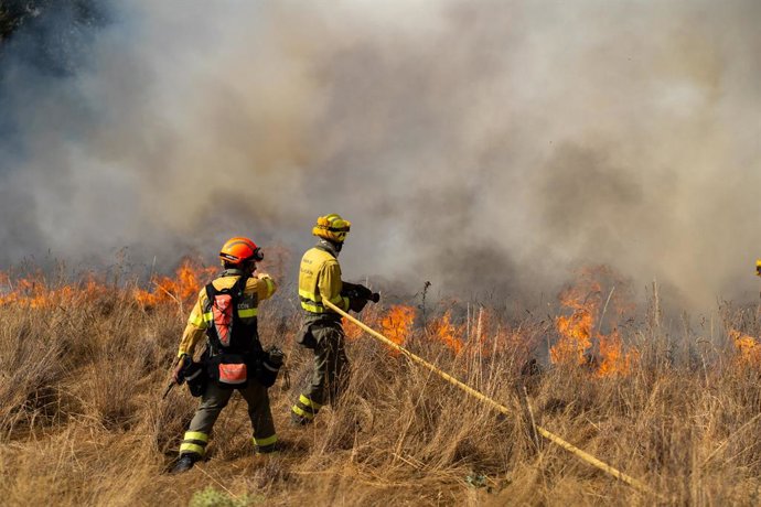 Bomberos continúan los trabajos de extinción para sofocar el incendio, a 10 de agosto de 2025, en Molezuelas de la Carballeda, Zamora (España). La Junta de Castilla y León ha declarado Índice de Gravedad Potencial (IGR) 2 en un incendio originado en la lo